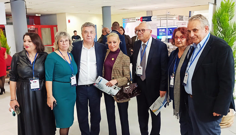 Ο περιφερειάρχης Στ. Αρναουτάκης ανάμεσα σε εκθέτες και ομιλητές