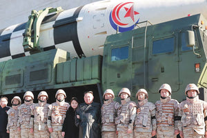 Σε νέα δημόσια εμφάνιση με την ανήλικη κόρη του προχώρησε ο ηγέτης της Βόρειας Κορέας, Κιμ Γιονγκ Ουν, με αφορμή την εκτόξευση του πυραύλου Hwasong-17.