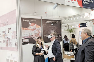 Ο περιφερειάρχης Στ. Αρναουτάκης, οι θεσμικοί και οι πολίτες είχαν μεν τη δυνατότητα να δουν διά γυμνού οφθαλμού τα σύγχρονα επιτεύγματα της τεχνολογίας, όμως παράλληλα είχαν την ευκαιρία να βιώσουν με ειδικά γυαλιά την τεχνολογική επανάσταση που ανοίγει παράθυρο στο μέλλον.