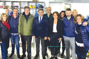 Ο κ. Αυγενάκης με τον κ. Γιαννιώτη και στελέχη της κολύμβησης