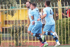 Οι παίκτες του Πόρου πανηγυρίζουν το γκολ του Καστελλιανάκη που χάρισε την νίκη στο ντέρμπι με τον ΑΟΤ