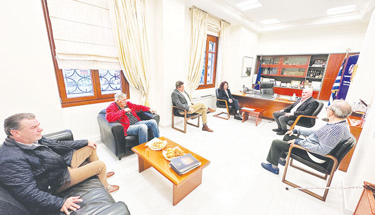 Στιγμιότυπο από την συνάντηση των εμπόρων στο Επιμελητήριο με τον πρόεδρο Μανόλη Αλιφιεράκη