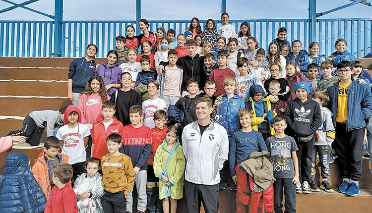 O Γιαννιώτης με κολυμβητές του Ηρακλείου στην ημερίδα που έγινε στο Λίντο