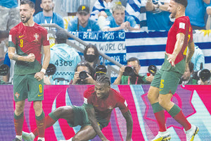 Ο Φερνάντες έστειλε την Πορτογαλία στα νοκ-άουτ