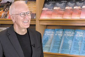 Ο καθηγητής Χειρουργικής, πρωτοπρεσβύτερος κ. Δημήτρης Λινός μιλάει στην “Π”