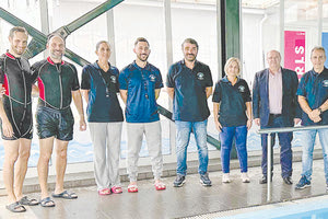 Οι προπονητές που διδάσκουν κολύμβηση με τον κ. Μπελαδάκη και τους υπεύθυνους του γραφείου Φυσικής Αγωγής