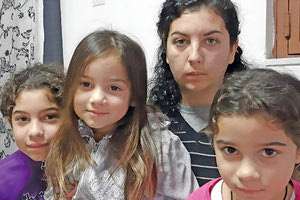 Μία οικογένεια με τρία παιδιά δεν μπορεί να απολαύσει τις γιορτές, όπως πρέπει. Ανάγκη από βοήθεια, για να έρθει ο Άγιος Βασίλης και στο δικό της σπίτι, έχει η οικογένεια της κ. Μαρίας Καρδαμήλη. Η ίδια είναι άνεργη και δεν μπορεί να προσφέρει τα απαραίτητα στα μικρά της αγγελούδια.