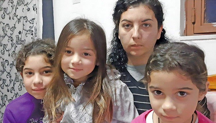 Μία οικογένεια με τρία παιδιά δεν μπορεί να απολαύσει τις γιορτές, όπως πρέπει. Ανάγκη από βοήθεια, για να έρθει ο Άγιος Βασίλης και στο δικό της σπίτι, έχει η οικογένεια της κ. Μαρίας Καρδαμήλη. Η ίδια είναι άνεργη και δεν μπορεί να προσφέρει τα απαραίτητα στα μικρά της αγγελούδια.