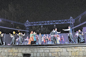 Η μουσικοχορευτική παράσταση «Να ήμουν για λίγο εκεί» από τη χορωδία και το χορευτικό συγκρότημα του πολιτιστικού συλλόγου  «Αρτεμισία»