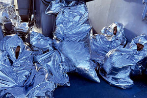 Διασωθέντες μετανάστες τυλιγμένοι με ισοθερμικές κουβέρτες