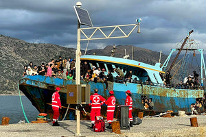 Γιγαντιαία επιχείρηση για τη διάσωση εκατοντάδων μεταναστών στην Παλαιόχωρα