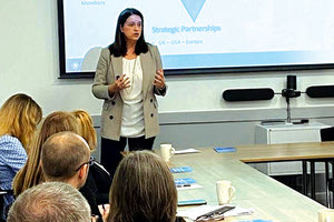 Η Κεραμέως προωθεί τα ελληνικά πανεπιστήμια