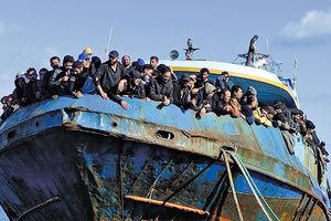 αλιευτικού σκάφους με τους μετανάστες που έδεσε στο λιμάνι της Παλαιόχωρας