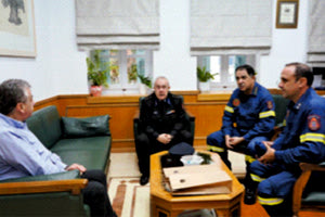 Συνάντηση Αρναουτάκη με τον συντονιστή της Πυροσβεστικής