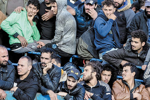 Eκατοντάδες μεταναστών που βγήκαν στην Παλαιόχωρα