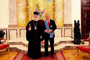 Απονομή μεταλλίου από τον Πατριάρχη Αλεξανδρείας στον απερχόμενο Πρέσβυ της Ελλάδος