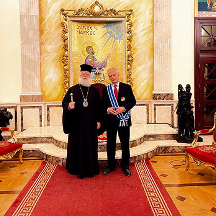 Απονομή μεταλλίου από τον Πατριάρχη Αλεξανδρείας στον απερχόμενο Πρέσβυ της Ελλάδος