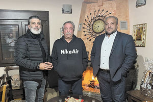 Ο Δημήτρης Φραγκουλάκης (στο μέσο) διετέλεσε δήμαρχος Αρχανών στο παρελθόν και τώρα επαναδραστηριοποιείται. Ο Μύρων Χιλετζάκης αριστερά, είναι πρόεδρος της Τοπικής Κοινότητας Αρχανών, ενώ ο τρίτος της παρέας Ζεβεδαίος Ανδρουλάκης, έχει διατελέσει αντιδήμαρχος του Κοκοσάλη, στην ενότητα Χάρακα-Πύργου.