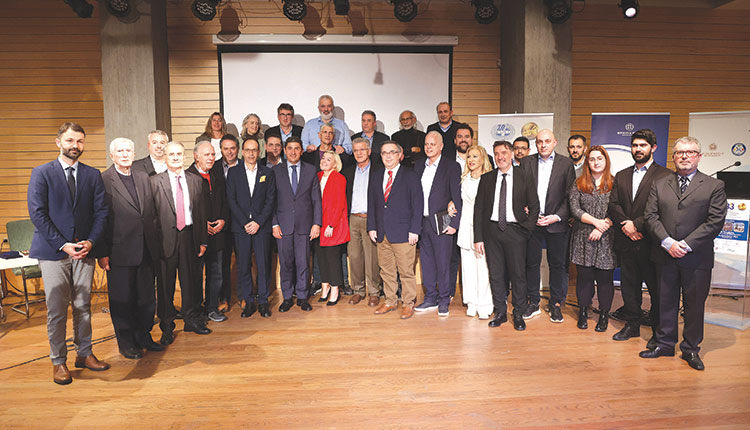 Οι διοργανωτές του συνεδρίου με τους βραβευθέντες και αρκετούς απο τους εισηγητές της πρώτης μέρας