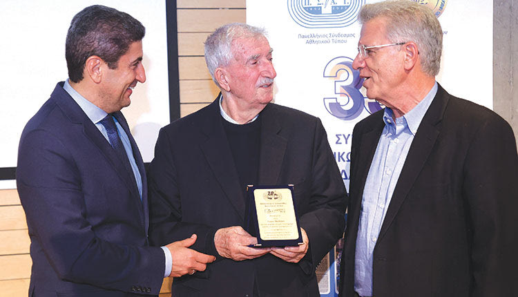 Συγκινημένος ο Σώτος Παιδάκης στην βράβευσή του απο τον ΠΣΑΤ