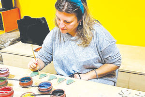 Έργα της παρουσιάζονται σε έκθεση στον Κοινωνικό Χώρο των Ιδρυμάτων Καλοκαιρινού