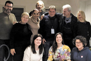 Στη φωτογραφία που δημοσίευσε ο Αλέξης Καλοκαιρινός, περιστοιχισμένο από μέλη του επιστημονικού και του διοικητικού προσωπικού, στην τελευταία ώρα υπηρεσίας του, πριν τη συνταξιοδότηση.