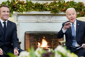 Ο Αμερικανός πρόεδρος Τζο Μπάιντεν χαιρέτισε χθες στα Γαλλικά τις αξίες της «ελευθερίας, ισότητας και αδελφοσύνη», υποδεχόμενος με όλες τις τιμές στον Λευκό Οίκο τον πρόεδρο της Γαλλίας Εμανουέλ Μακρόν.