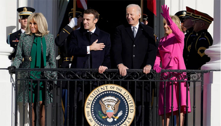 Ο Αμερικανός πρόεδρος Τζο Μπάιντεν χαιρέτισε χθες στα Γαλλικά τις αξίες της «ελευθερίας, ισότητας και αδελφοσύνη», υποδεχόμενος με όλες τις τιμές στον Λευκό Οίκο τον πρόεδρο της Γαλλίας Εμανουέλ Μακρόν.