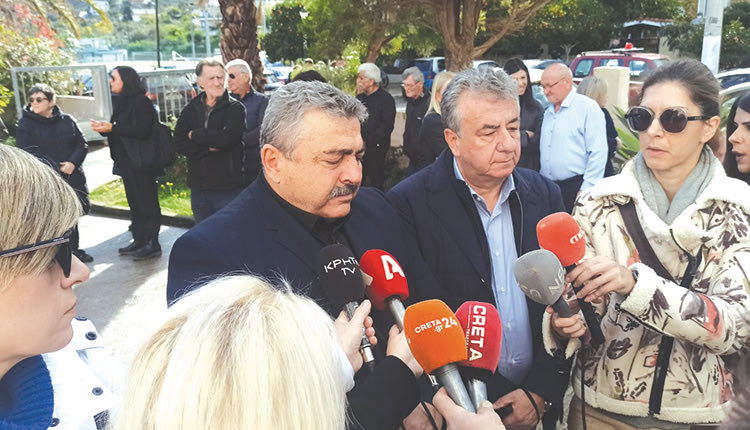 περιφερεια κρητης παρουσα στην κηδεια της Εμμας