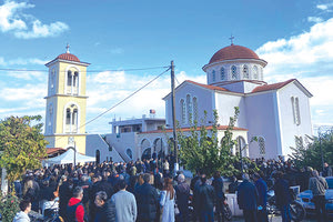 Πλήθος κόσμου στην κηδεία της Έμμας