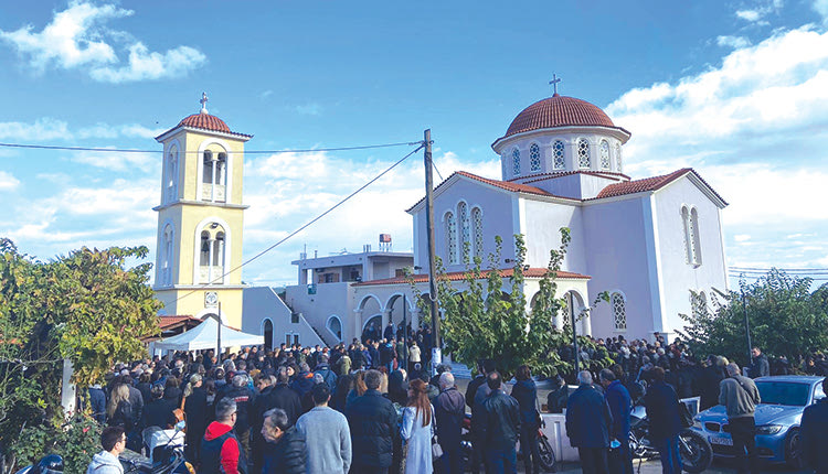 Πλήθος κόσμου στην κηδεία της Έμμας