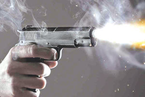 Απο τους πυροβολισμούς ένας 20χρονος τραυματίστηκε στο δεξί χέρι