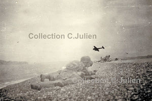 ΦΩΤΟΗΜΕΡΑΣ: ΜΙΑ ΣΠΑΝΙΑ φωτογραφία του 1941 από την Κρήτη που ο Julien δημοσίευσε πρόσφατα και τραβήχτηκε στην περιοχή του αεροδρομίου του Μάλεμε. Εκπληκτική εικόνα δύο αλεξιπτωτιστών στα πρώτα τους λεπτά στη δράση καθώς έχουν μόνο το p08 τους στα χέρια. Το νησί των Θεοδωρών, είναι ευδιάκριτο στην αριστερή πλευρά και ένα ναυάγιο Ju52 ως γνωστό συνετρίβη σε αυτή την περιοχή επίσης.