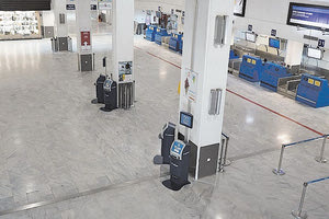 άνθρωπος που έχει κάνει σπίτι του το αεροδρόμιο;