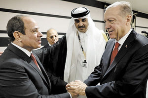 ο Αιγύπτιος πρόεδρος Αμπντέλ Φατάχ αλ Σίσι και ο Τούρκος ομόλογός του Ρετζέπ Ταγίπ Ερντογάν, στην τελετή έναρξης του Παγκοσμίου Κυπέλλου Ποδοσφαίρου στο Κατάρ.