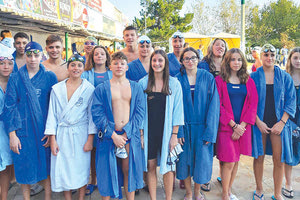 Κολυμβητές των Δελφινιών που θα πάρουν μέρος στους αγώνες