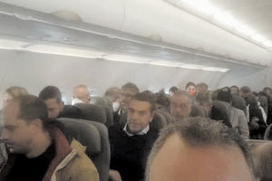 Από χθες κυκλοφορεί στο διαδίκτυο η φωτογραφία του Αλέξη Τσίπρα να ταξιδεύει σε οικονομική θέση στο αεροπλάνο