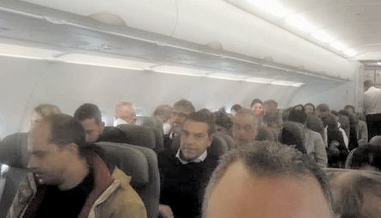 Από χθες κυκλοφορεί στο διαδίκτυο η φωτογραφία του Αλέξη Τσίπρα να ταξιδεύει σε οικονομική θέση στο αεροπλάνο