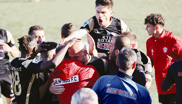 Οι παίκτες του Αλμυρού πανηγυρίζουν τη μεγάλη σε σκορ και σημασία νίκη επί του Μοσχάτου