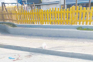 Κηλίδες αίματος στο οδόστρωμα από τον τραυματισμό του 28χρονου