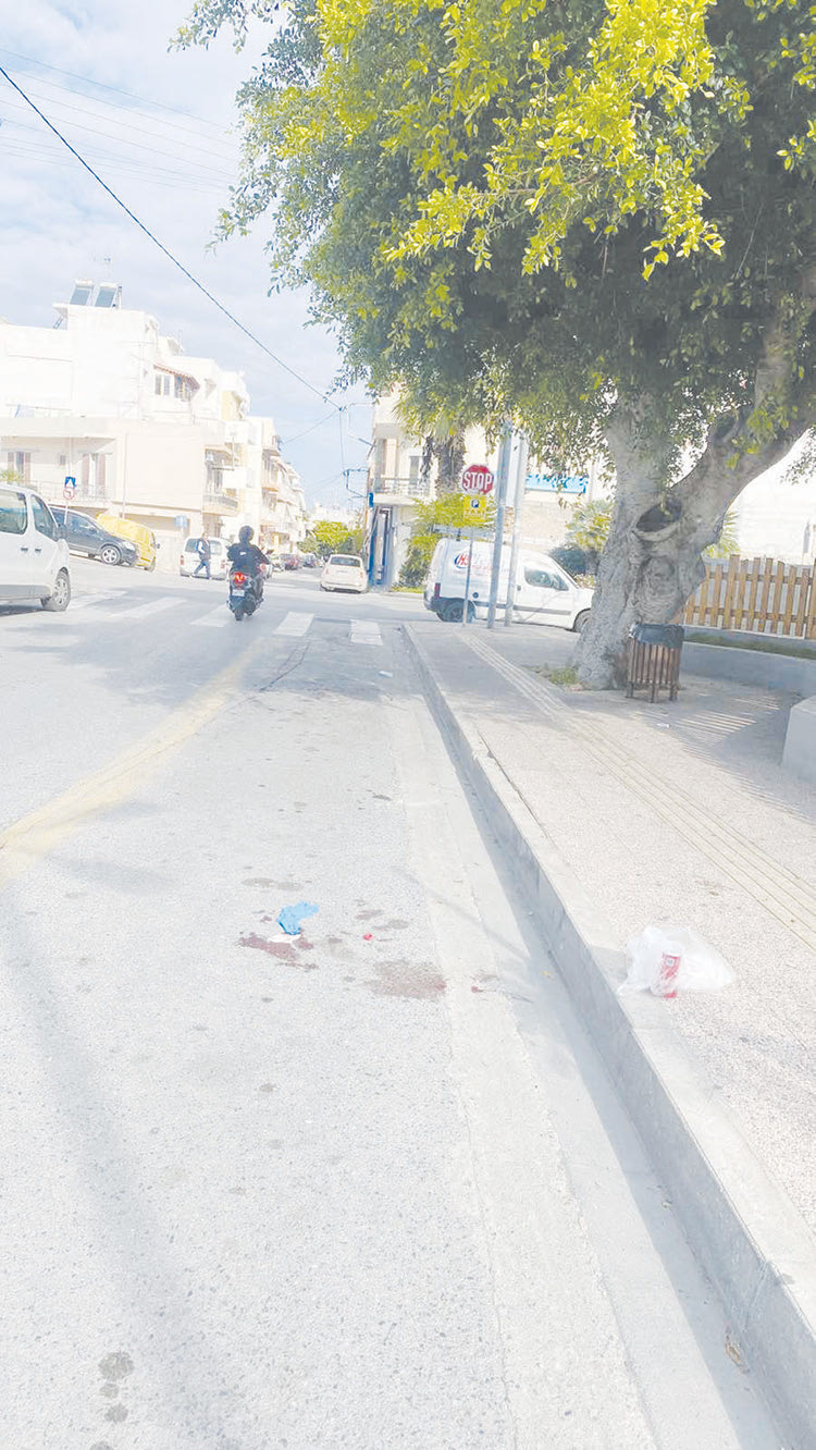 Κηλίδες αίματος στο οδόστρωμα από τον τραυματισμό του 28χρονου 