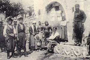 ΦΩΤΟΗΜΕΡΑΣ: Χωρικοί του χωριού Άγιοι Δέκα Κρήτης (φωτογραφία Βεχαεδδίν).