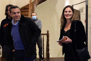 Τώρα έχει περισσότερο χρόνο και για θέατρο ο Αλέξης. Την παράσταση του Εθνικού Θεάτρου στη σκηνή του Ρεξ «Τα φώτα της πόλης» παρακολούθησε με την Μπέττυ Μπαζιάνα και τα δυο τους παιδιά