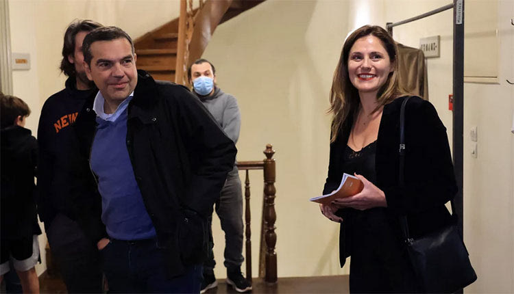 Τώρα έχει περισσότερο χρόνο και για θέατρο ο Αλέξης. Την παράσταση του Εθνικού Θεάτρου στη σκηνή του Ρεξ «Τα φώτα της πόλης» παρακολούθησε με την Μπέττυ Μπαζιάνα και τα δυο τους παιδιά