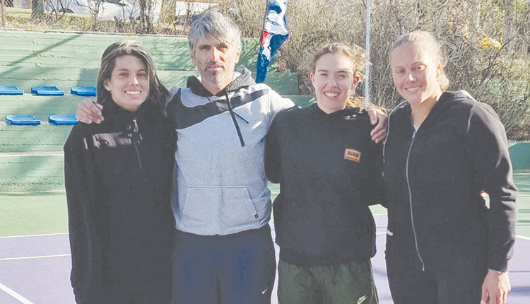 Οι γυναίκες του “Ηράκλειο” με τον τεχνικό διευθυντή του ομίλου κ. Δολιανίτη