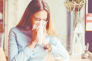 Η επέλαση των ιώσεων άρχισε για τα καλά, ενώ ο κόσμος δεν προσέρχεται με τον ρυθμό που θα έπρεπε για το αντιγριπικό εμβόλιο