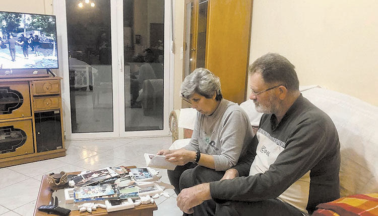 Οι γονείς του Άγγελου κοιτούν φωτογραφίες από παλιές ευτυχισμένες στιγμές και θυμούνται… δακρύζουν, χαμογελούν, συγκινούνται…