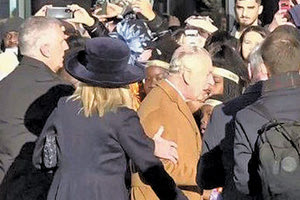 Ένας άνδρας συνελήφθη στη Βρετανία με την υποψία ότι πέταξε χθες αυγά εναντίον του βασιλιά Καρόλουq