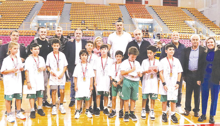 Ο βουλευτής κ. Σενετάκης, παράγοντες της τοπικής αυτοδιοίκησης και του μπάσκετ με παιδιά της Αναγέννησης 