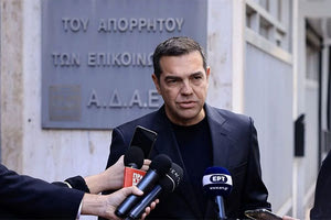 Μια επίσκεψη με νόημα στην ΑΔΑΕ έκανε χθες το πρωί  ο πρόεδρος του ΣΥΡΙΖΑ, Αλέξης Τσίπρας, κλιμακώνοντας την επίθεσή του για το σκάνδαλο των υποκλοπών, μία ημέρα πριν από τη σύγκρουσή του στη Βουλή με τον Κυριάκο Μητσοτάκη.